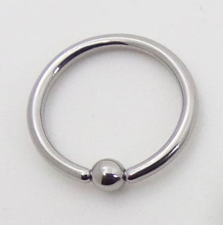 Polished captive bead ring with a round bead