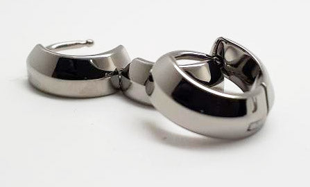 Two polished tapered titanium clicker rings