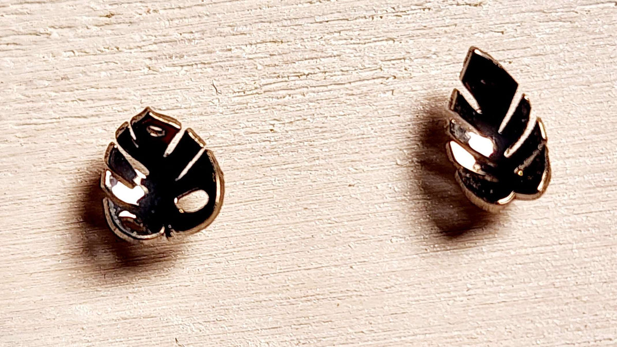 Pair of gold monstera leaf-shaped jewelry ends