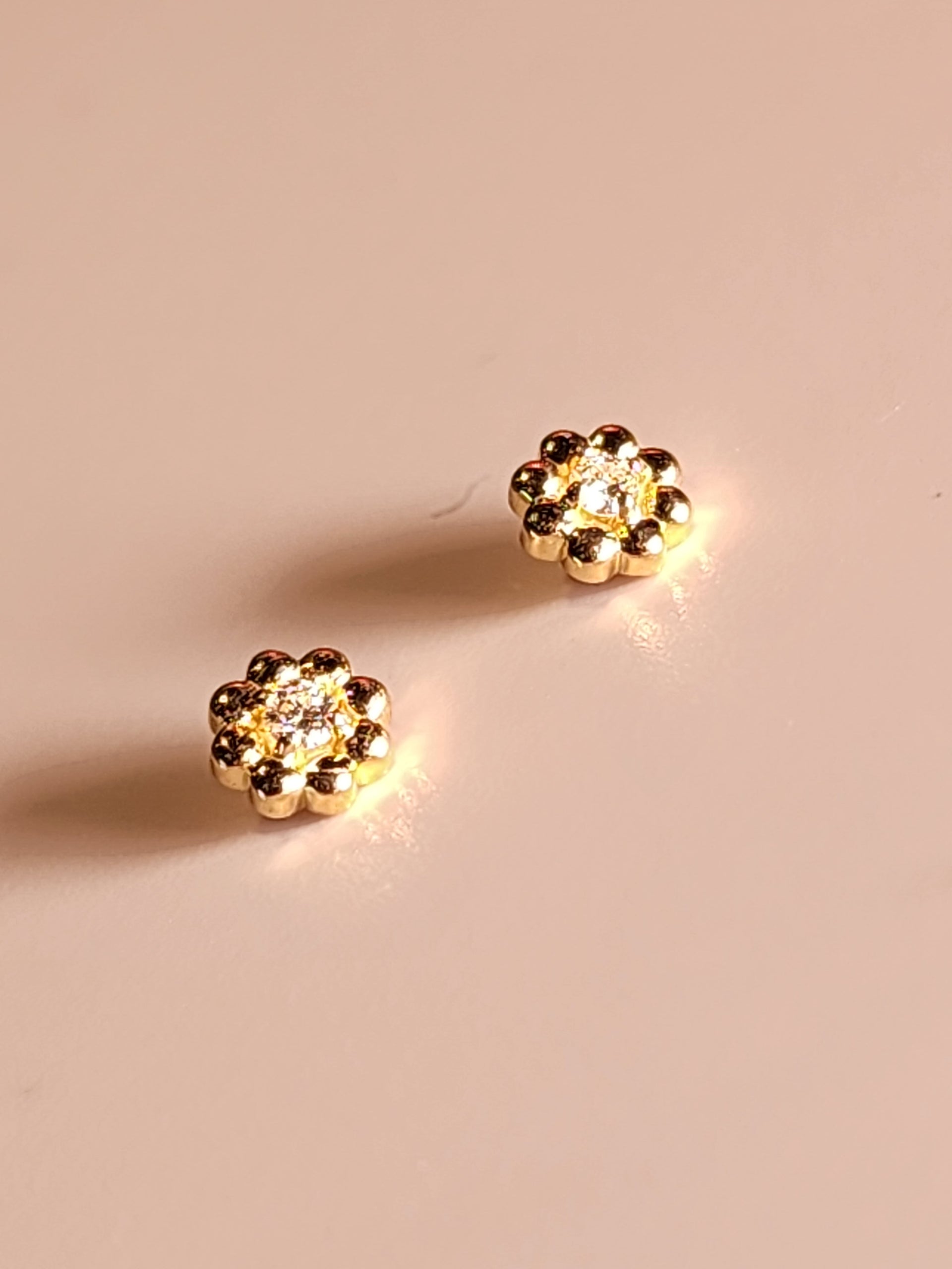 solid 18k yellow gold "Beaded Daisy Trim" Threaded top. Genuine VS G+ Diamond set in the center