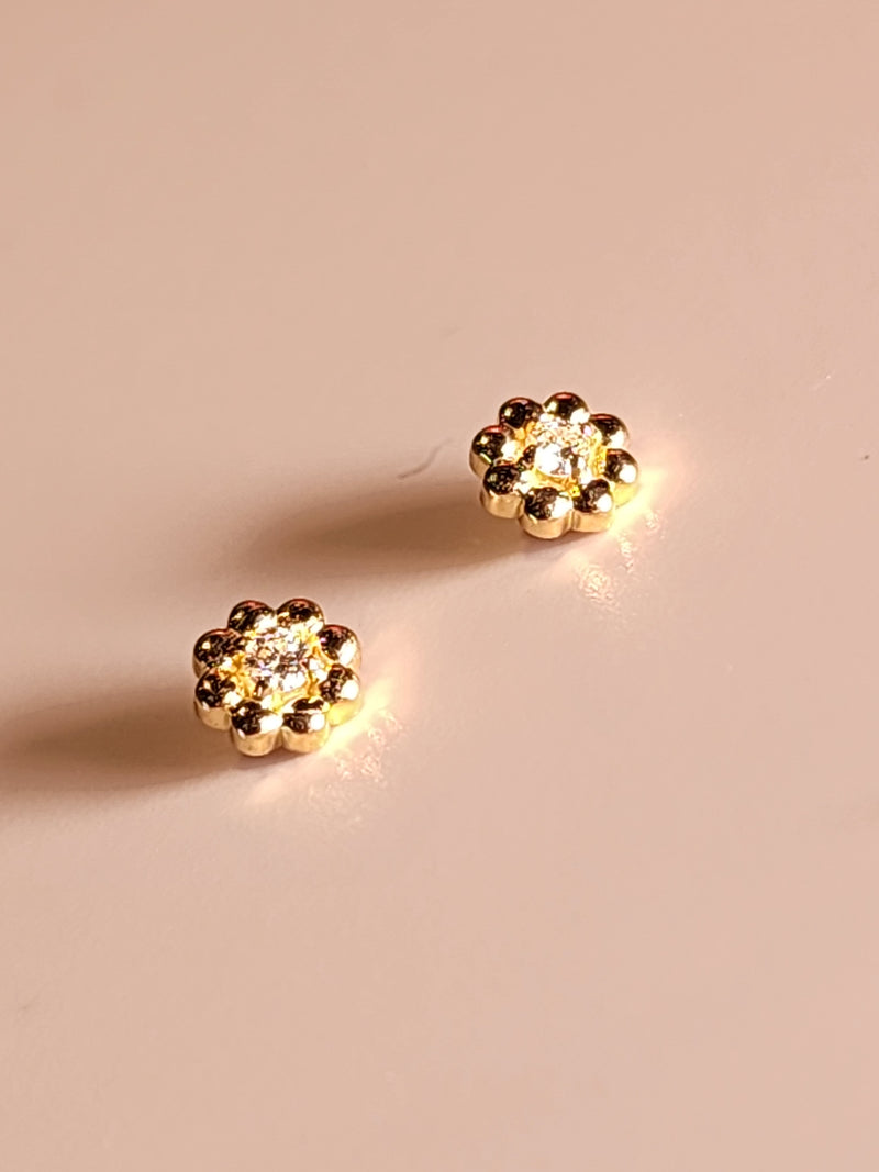 solid 18k yellow gold "Beaded Daisy Trim" Threaded top. Genuine VS G+ Diamond set in the center