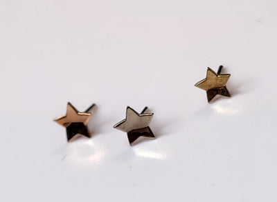 Curved star-shaped jewelry ends in yellow, rose and white gold