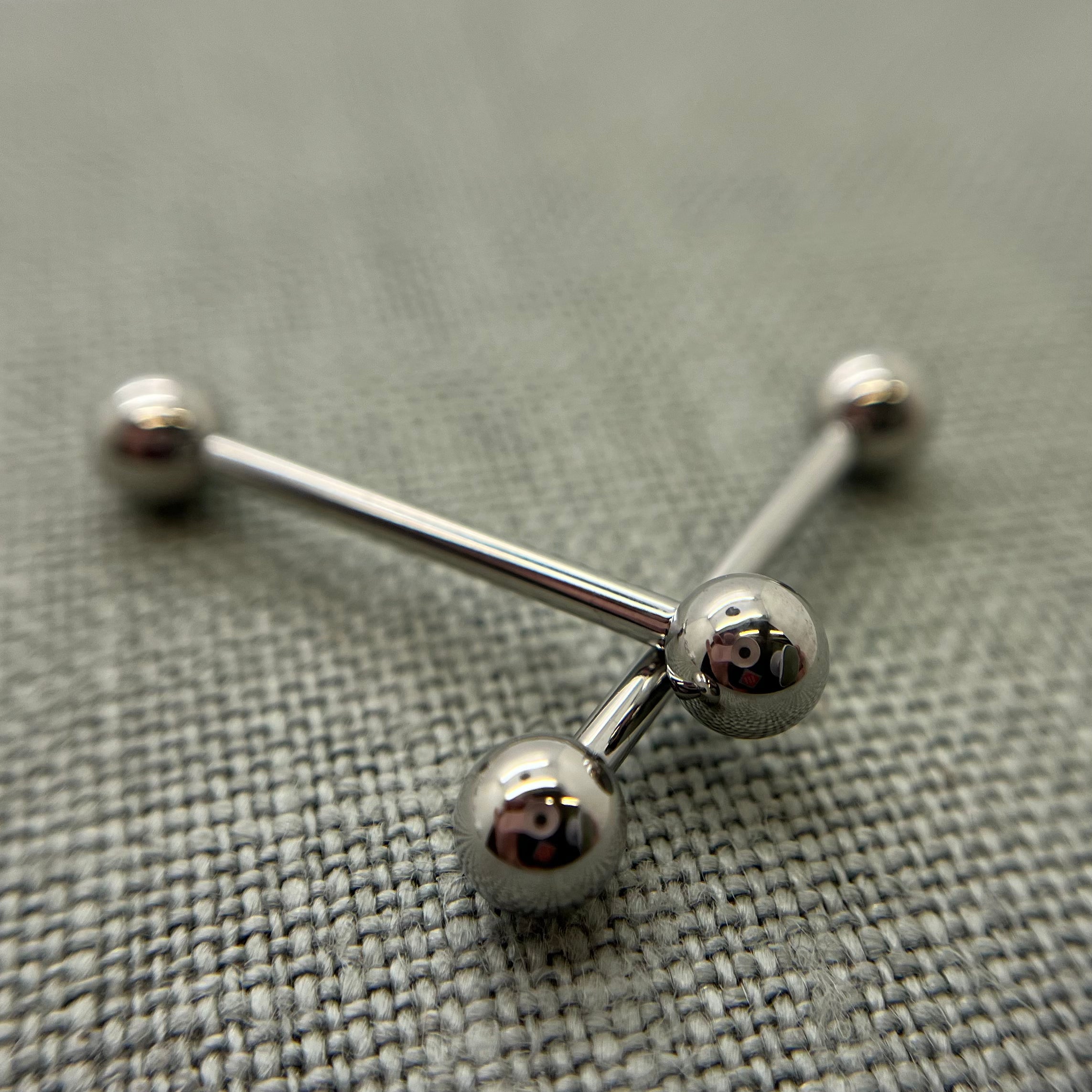 Crossed stainless steel straight barbells with round beads