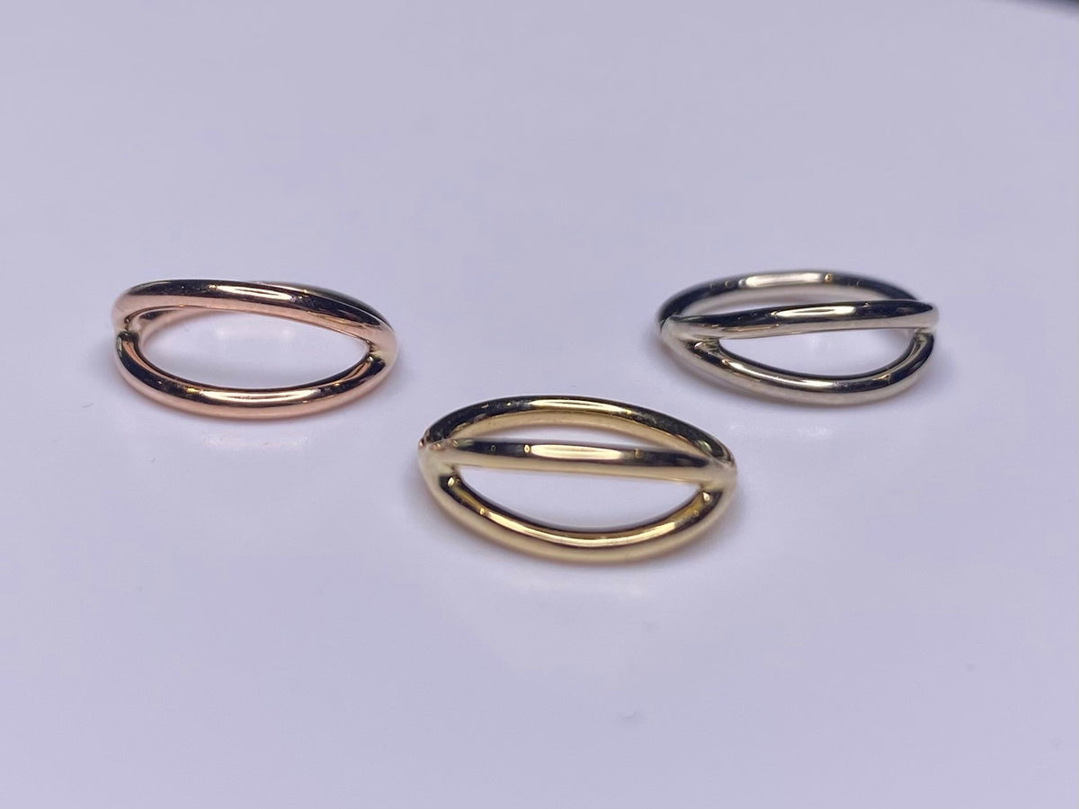 Split seam rings in yellow, rose and white gold