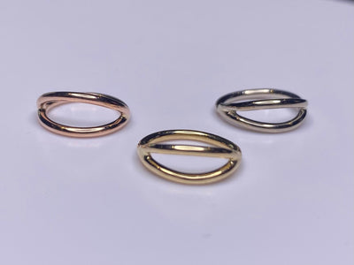 Split seam rings in yellow, rose and white gold