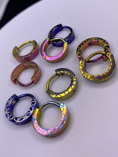Retro titanium clickers with geometric patterns in assorted colours