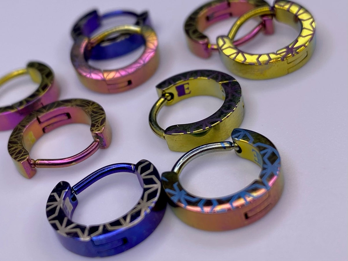 Retro titanium clickers with geometric patterns in assorted colours