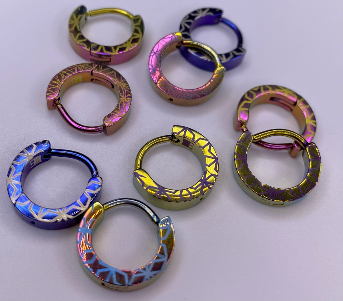 Retro titanium clickers with geometric patterns in assorted colours