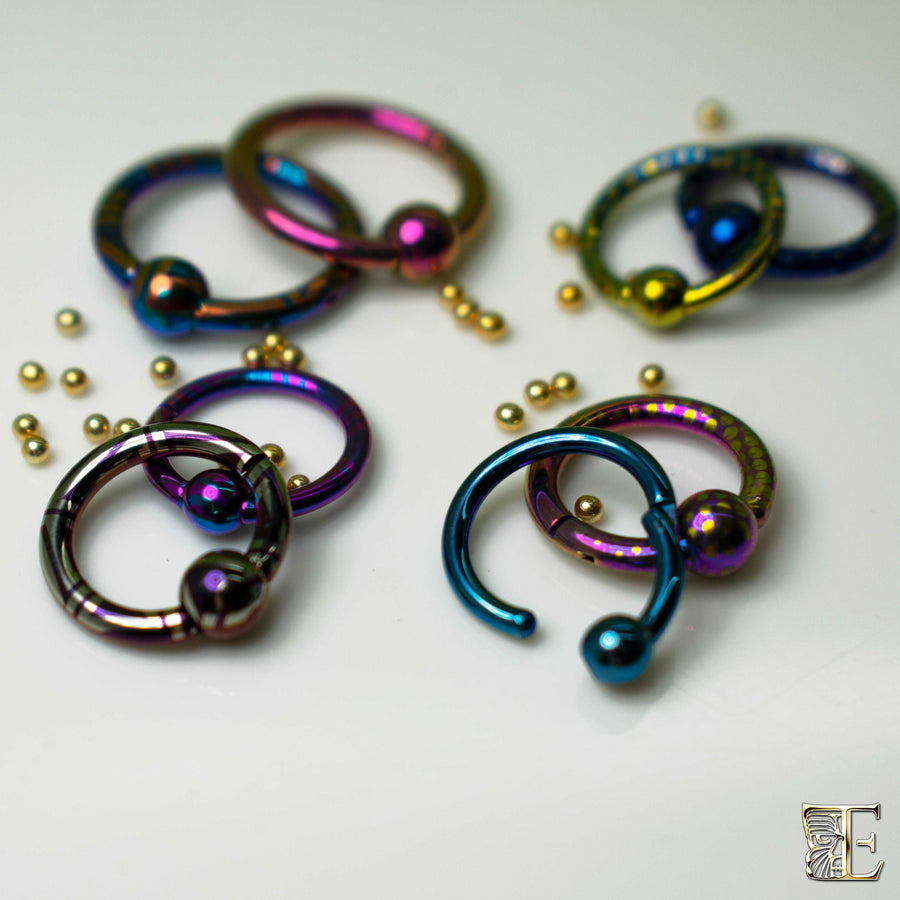 Multicoloured titanium captive bead rings with loose beads
