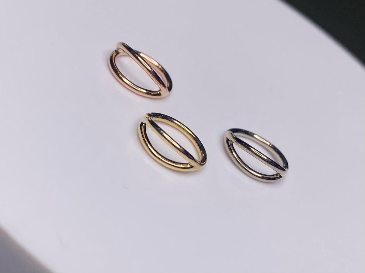 Split seam rings in yellow, rose and white gold