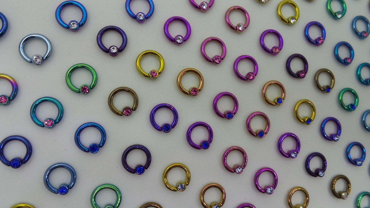 Multicoloured captive bead rings arranged in rows