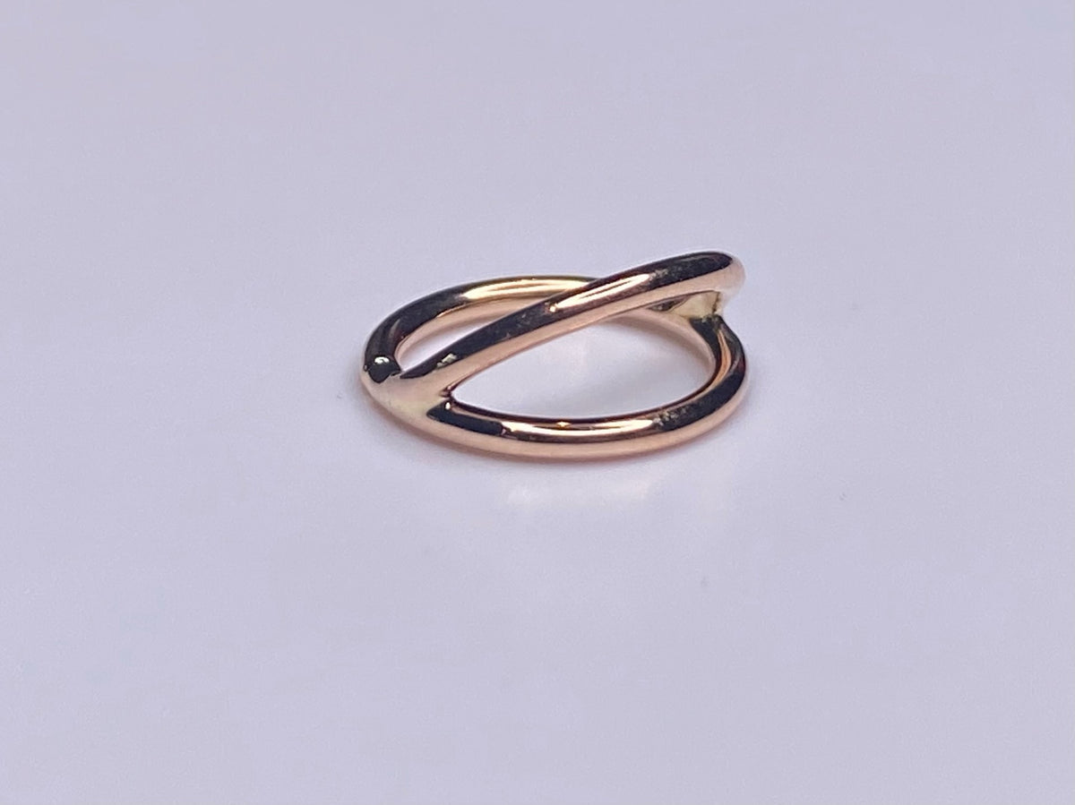 Rose gold split seam ring with a double-loop shape