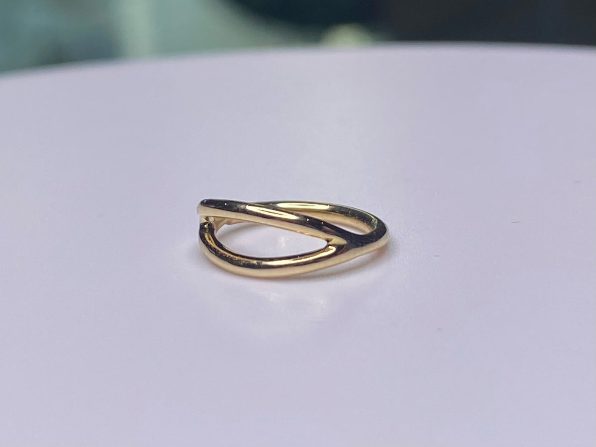 Yellow gold split seam ring with a double-loop shape