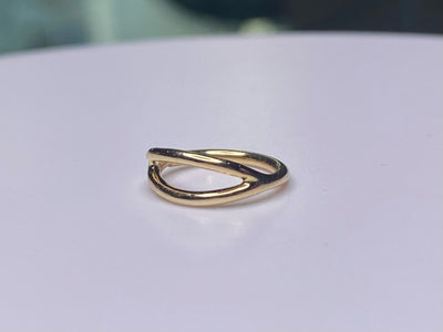 Yellow gold split seam ring with a double-loop shape