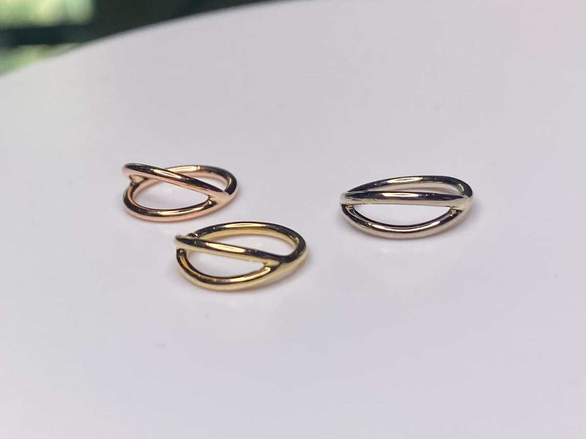 Split seam rings in yellow, rose and white gold