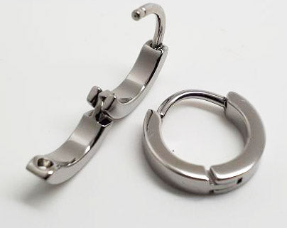 Open and closed polished titanium clicker rings