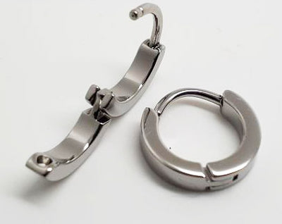 Open and closed polished titanium clicker rings