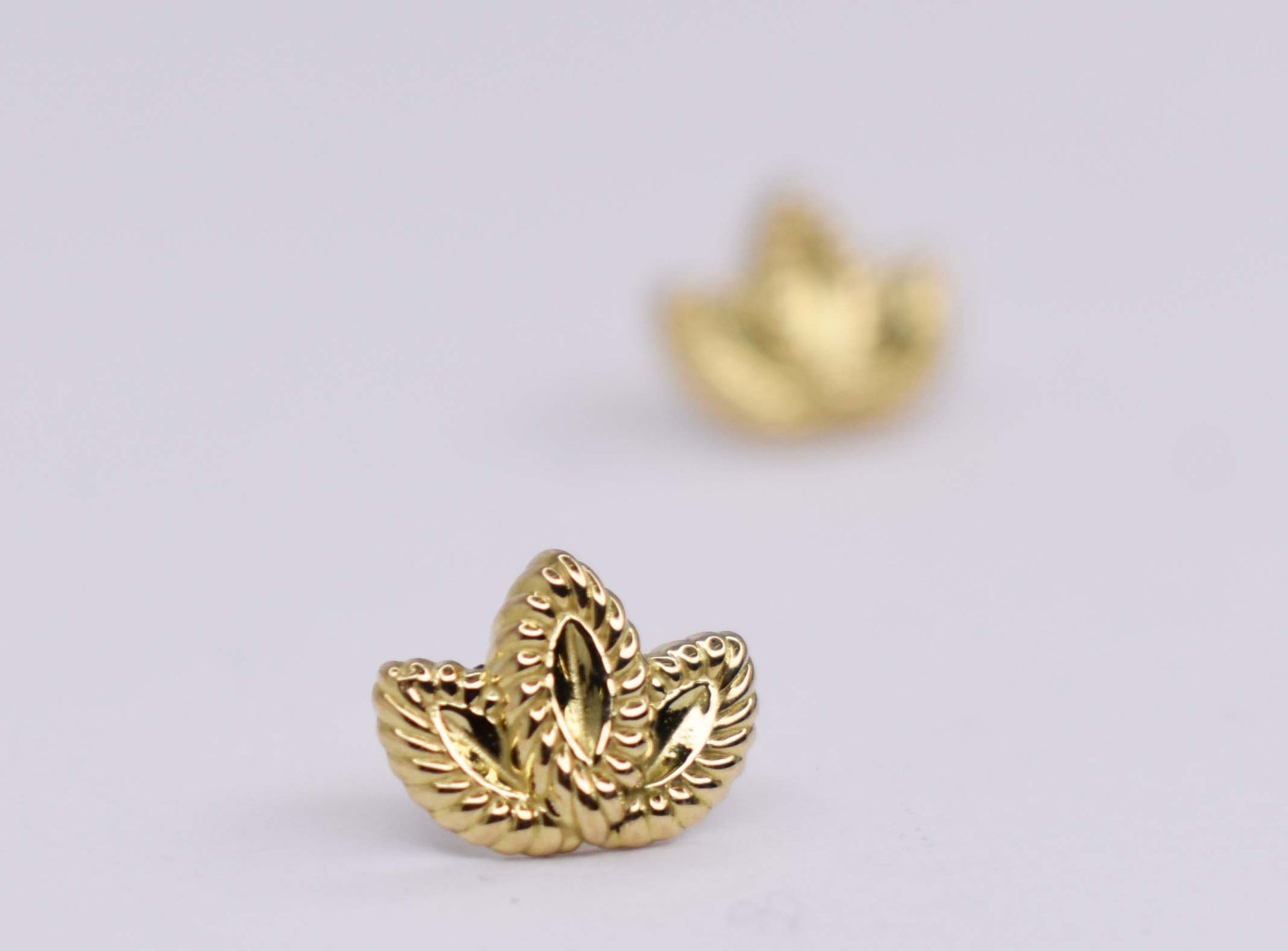 solid 18kt yellow gold "petite leaf" threadless tops 