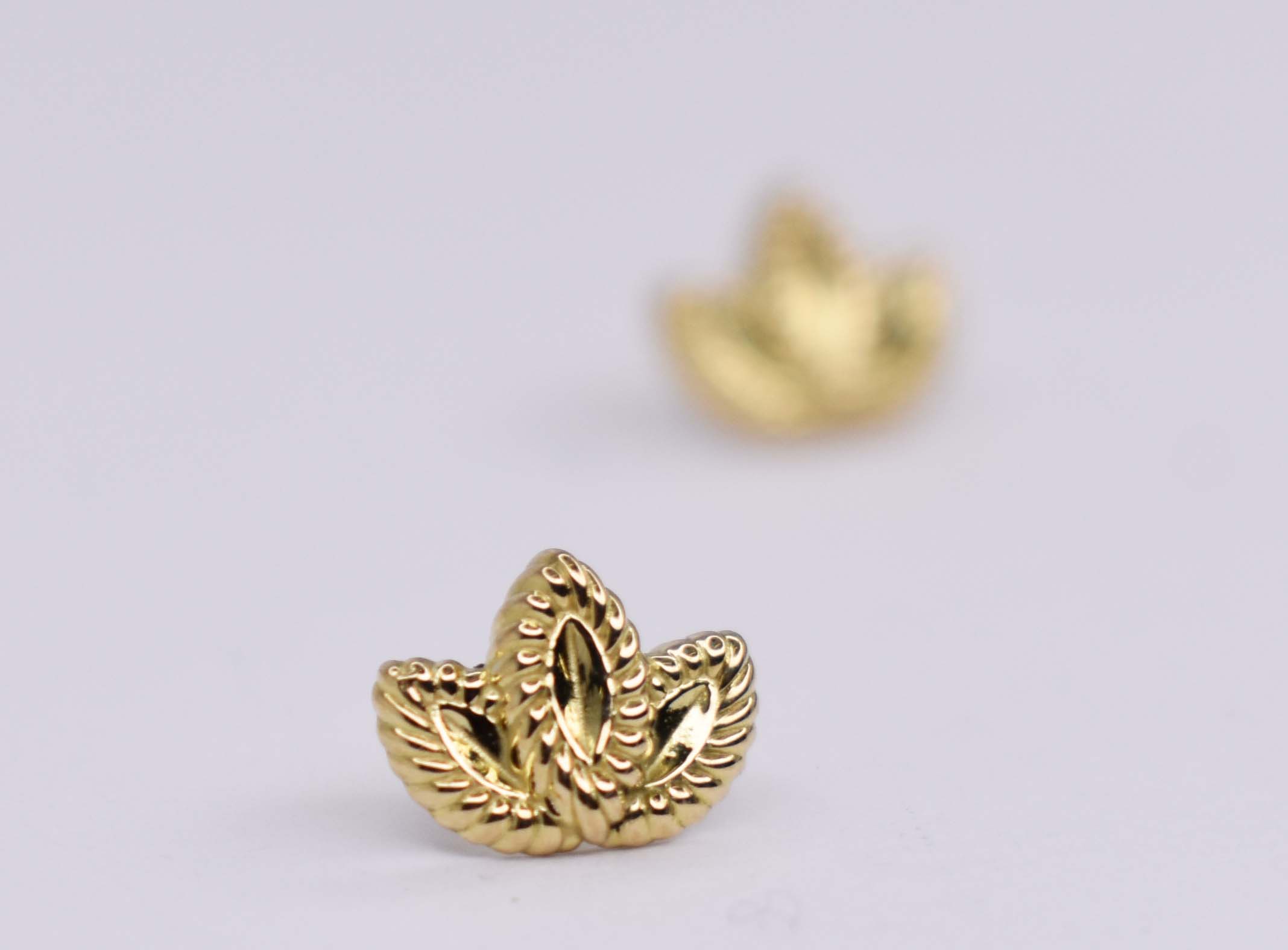 solid 18kt yellow gold "petite leaf" threadless tops 
