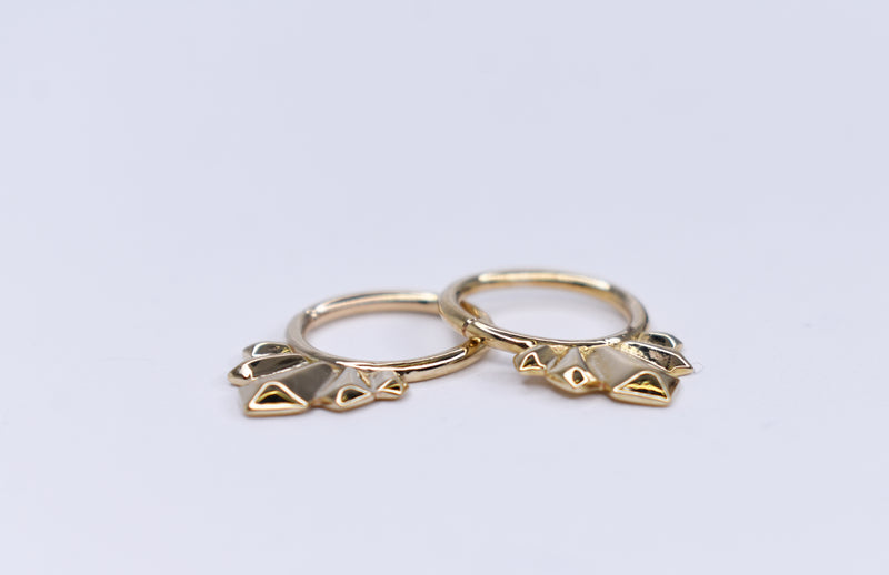 solid 14kt yellow gold Crystal Fan design seam.